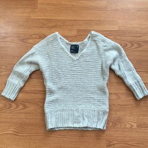 V-neck, quarter sleeve sweater